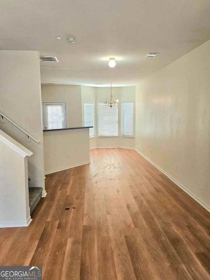 290 Brookview Dr - Photo 4 of 10