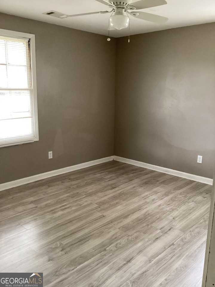 545 Spring St - Photo 4 of 9