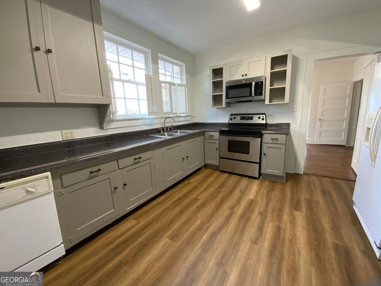 204 Oakwood Street - Photo 6 of 13