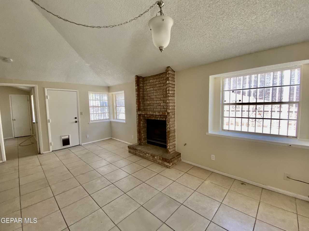 823 Montera Rd - Photo 6 of 40