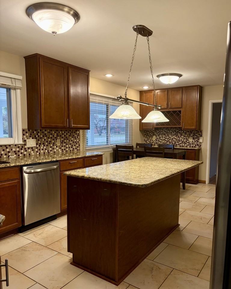 6493 Thorncrest Dr - Photo 3 of 19