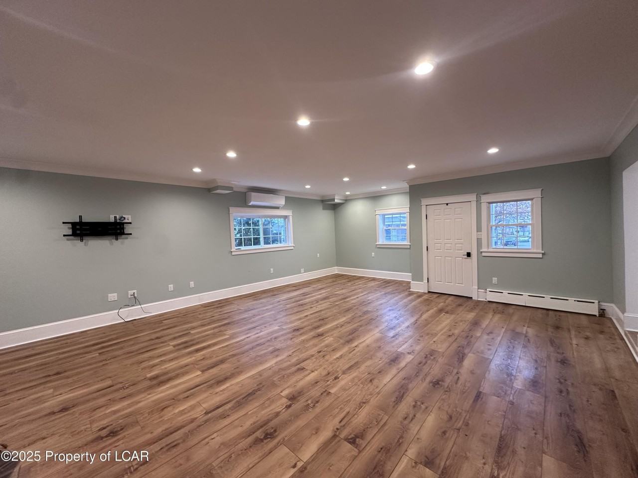 120 E 7th St - Photo 4 of 40