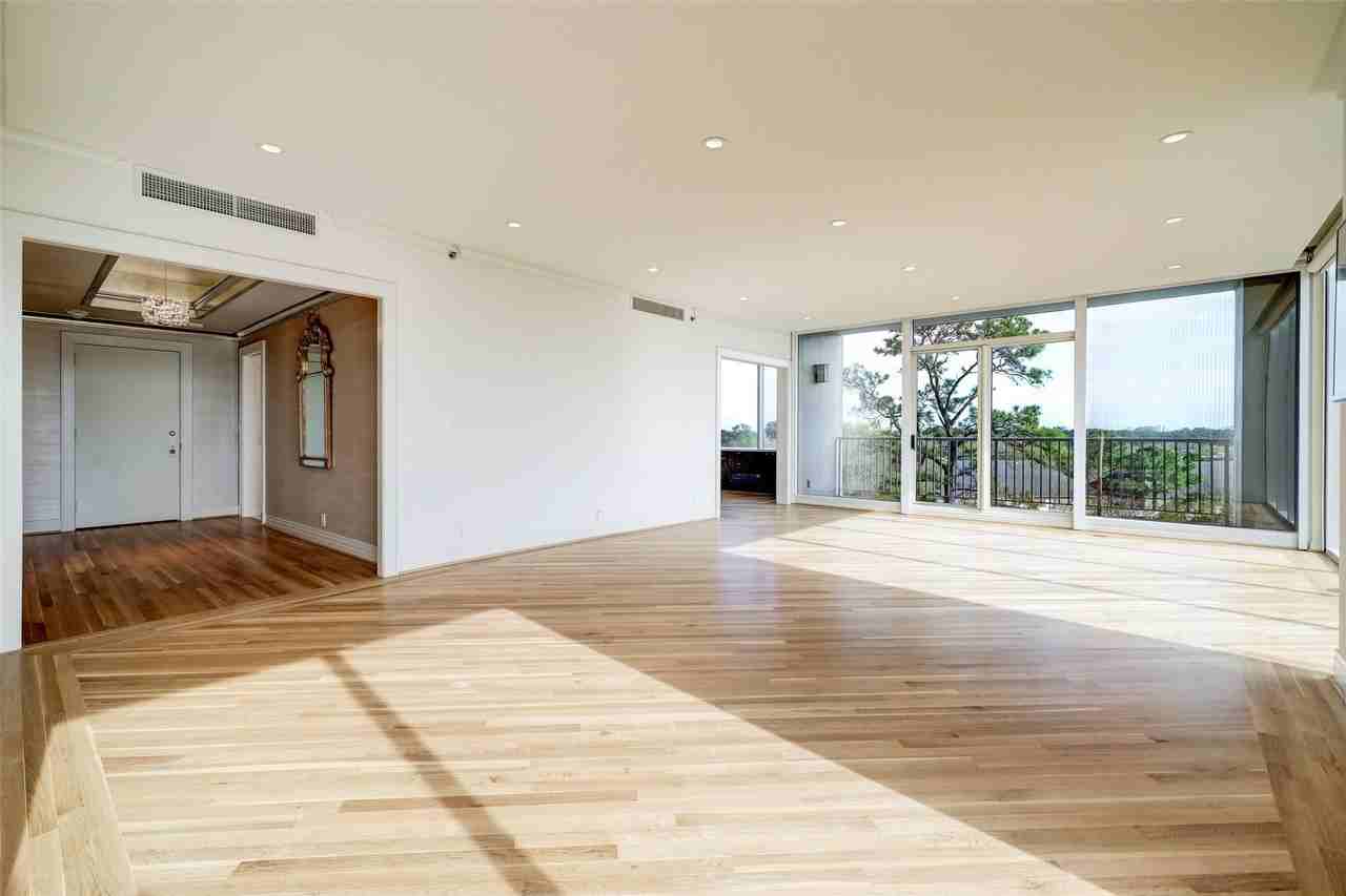 121 N Post Oak Ln #706 - Photo 3 of 16