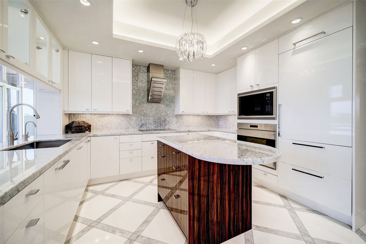 121 N Post Oak Ln #706 - Photo 6 of 16