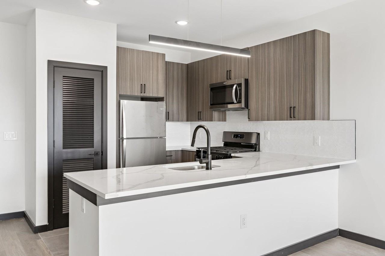 132 Mallory Ave #503