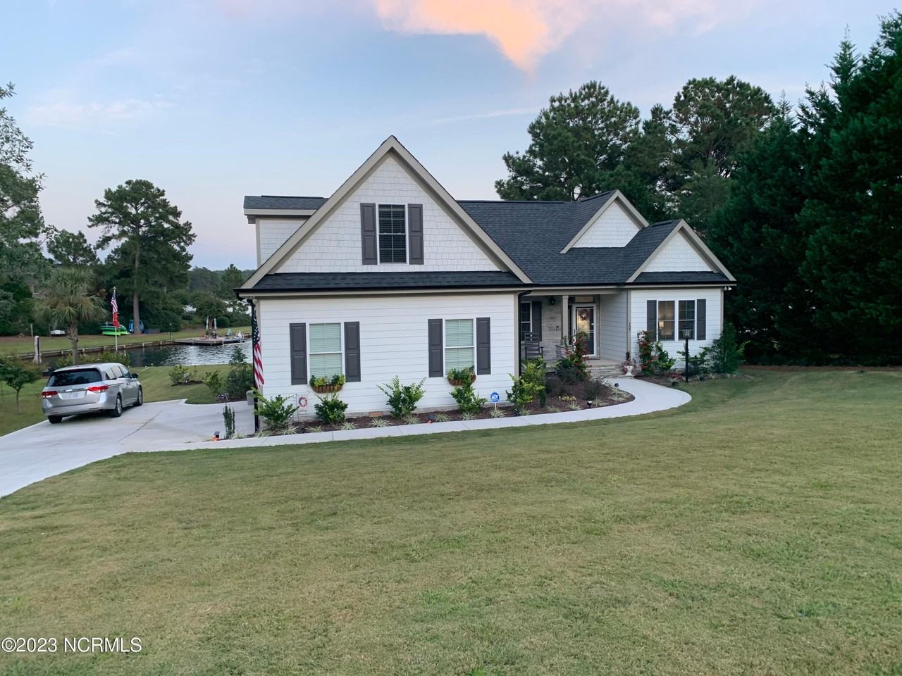 127 Shaw Dr - Photo 2 of 43