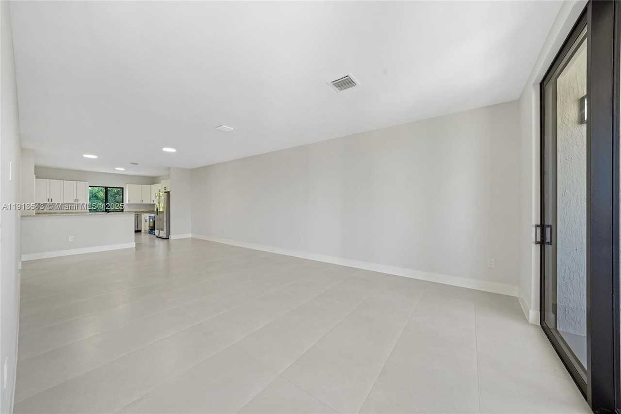 4313 E 8th Ct #B - Photo 4 of 30