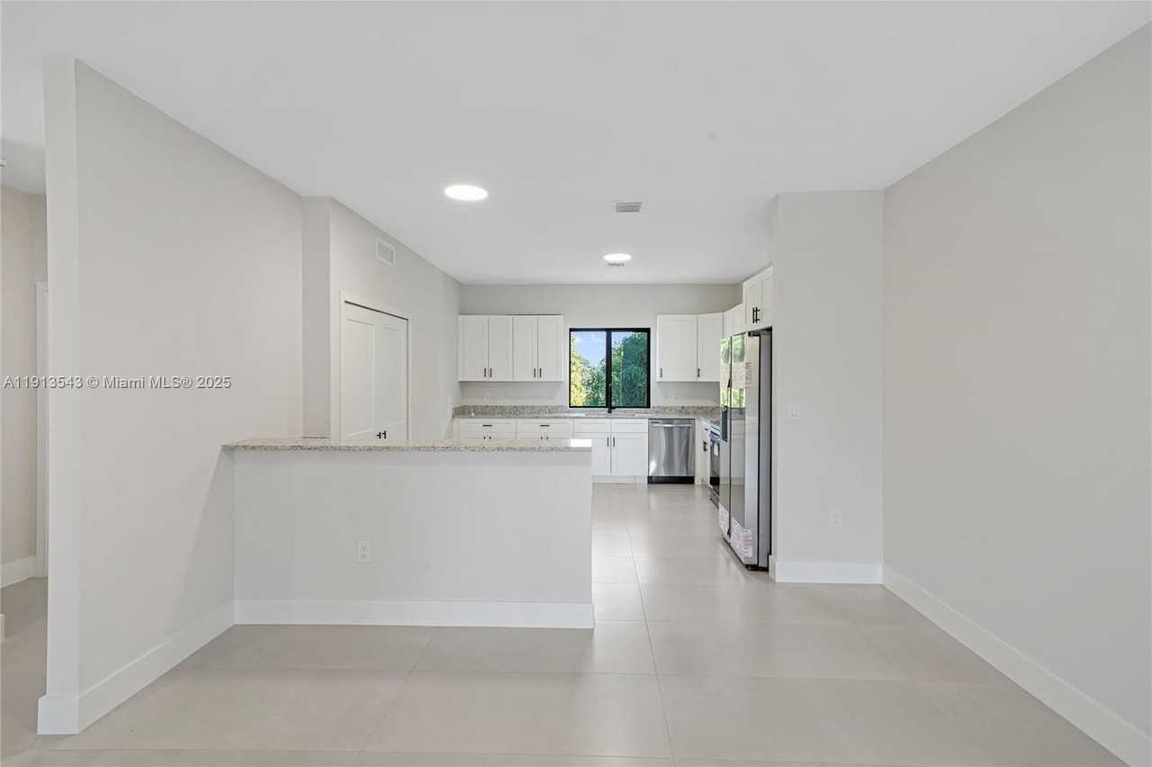 4313 E 8th Ct #B - Photo 7 of 30