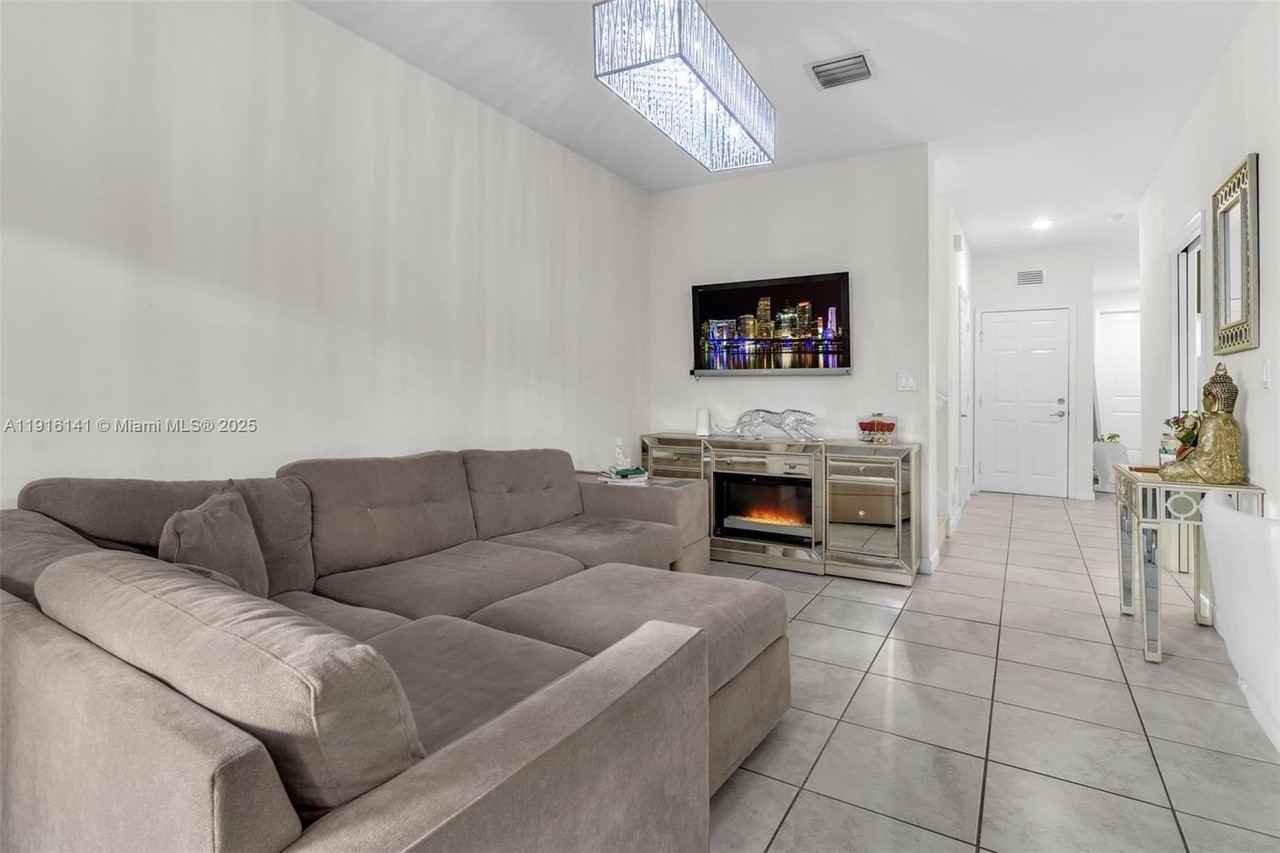 11413 Sw 252nd St - Photo 6 of 40