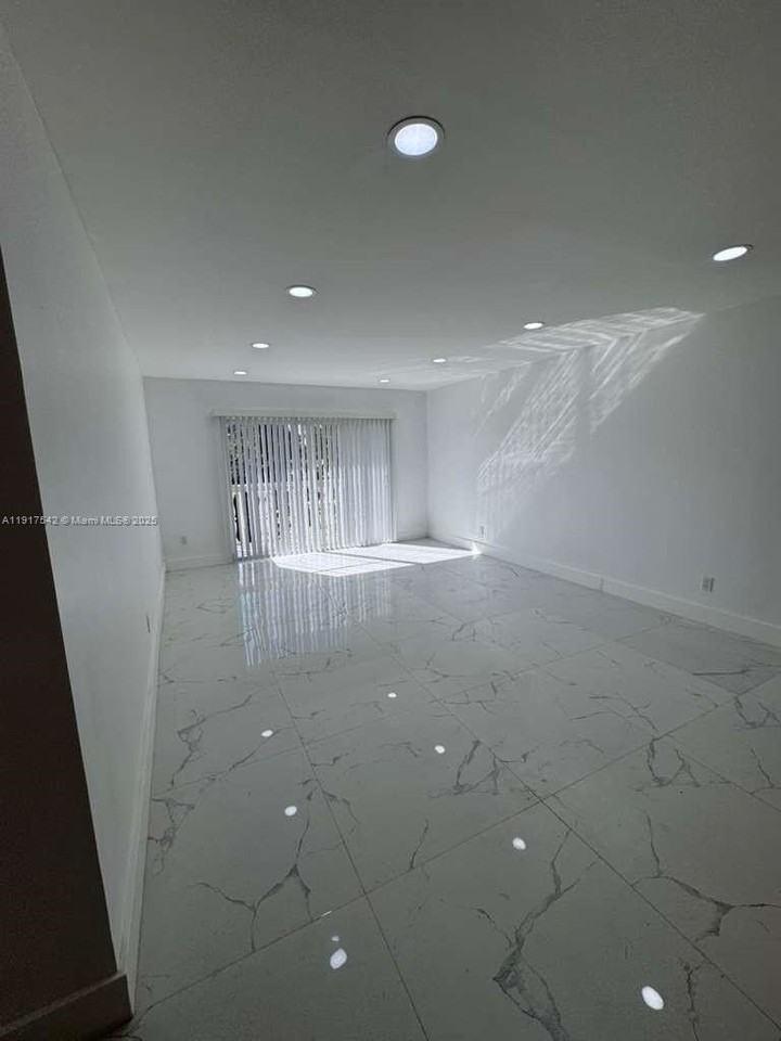 15201 Northeast 6th Avenue #C312 - Photo 5 of 18