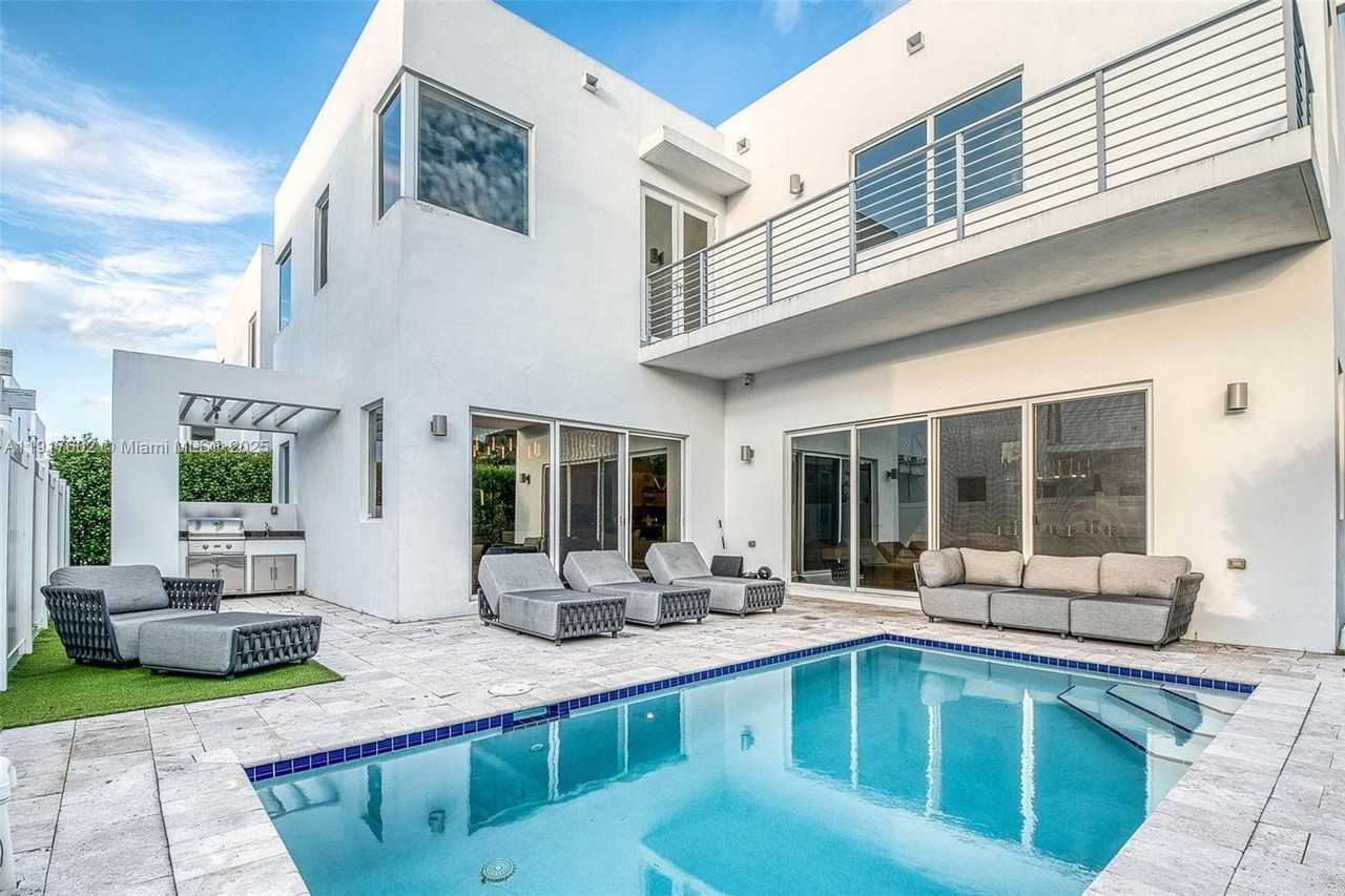 7446 Nw 99th Ct - Photo 3 of 43