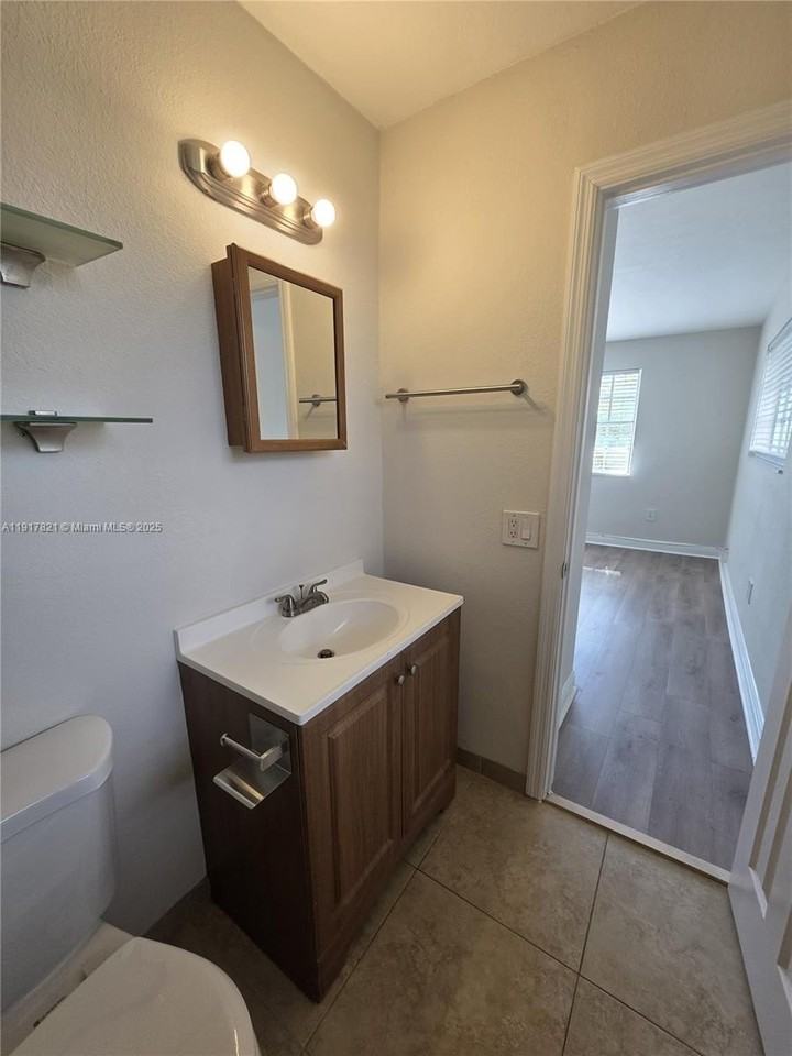 30 Phoenetia Ave #8 - Photo 3 of 10