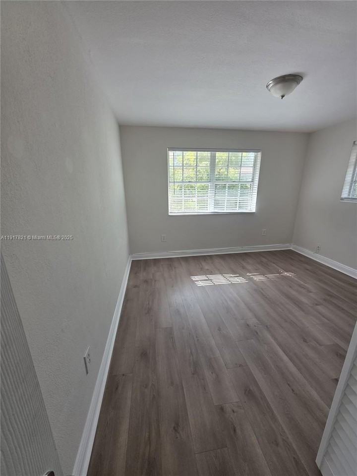 30 Phoenetia Ave #8 - Photo 5 of 10