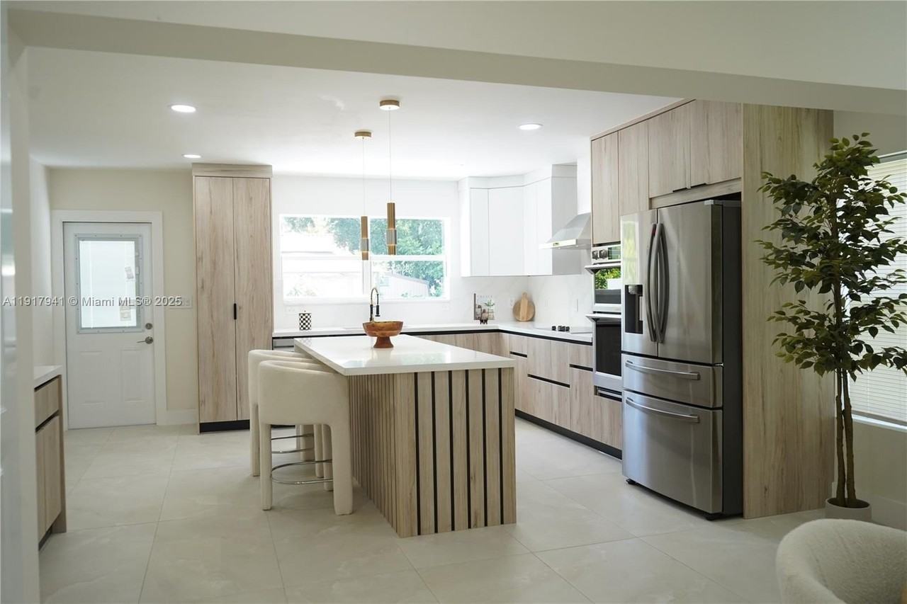 6236 Sw 11th St - Photo 3 of 15