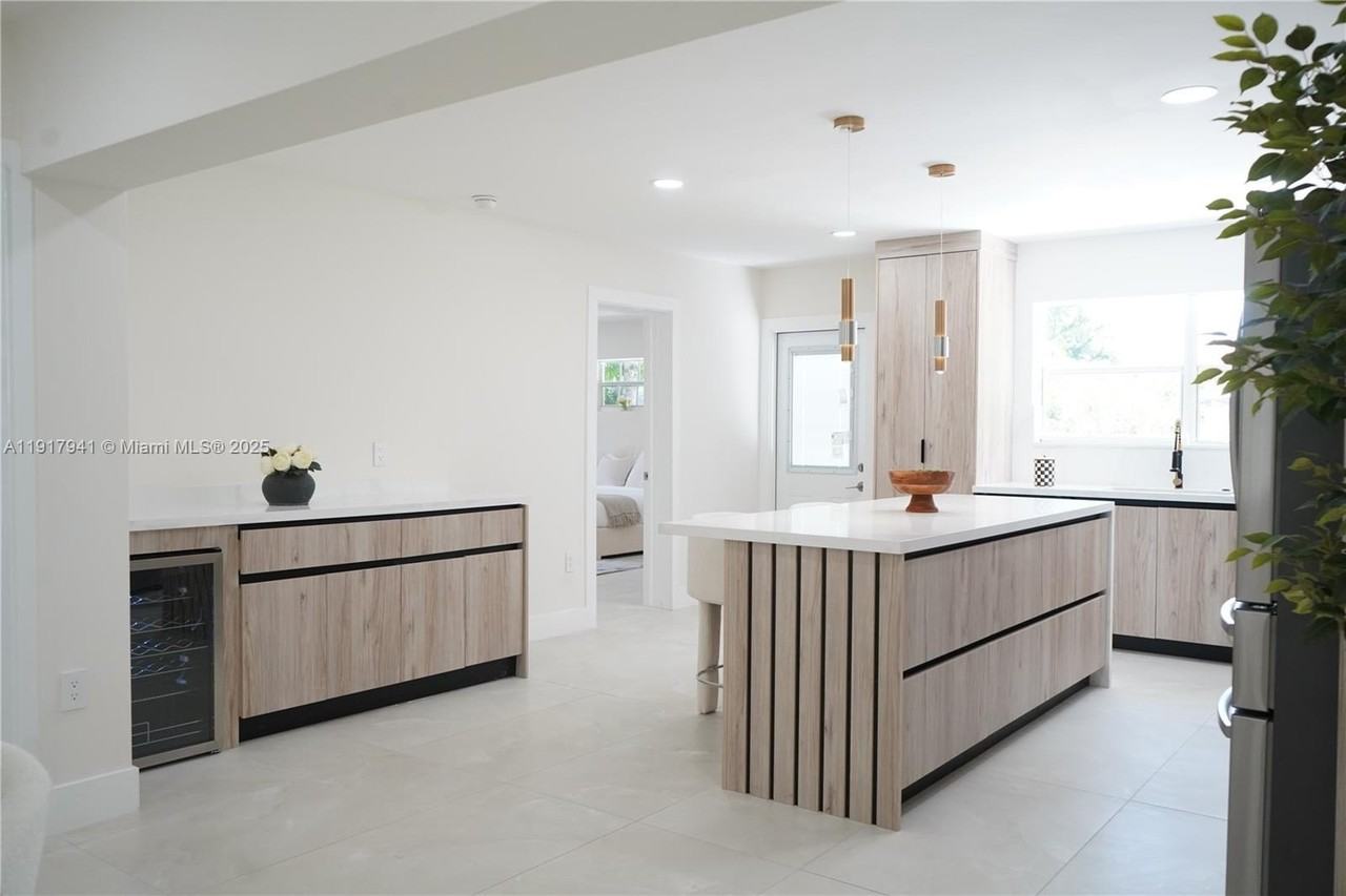 6236 Sw 11th St - Photo 4 of 15