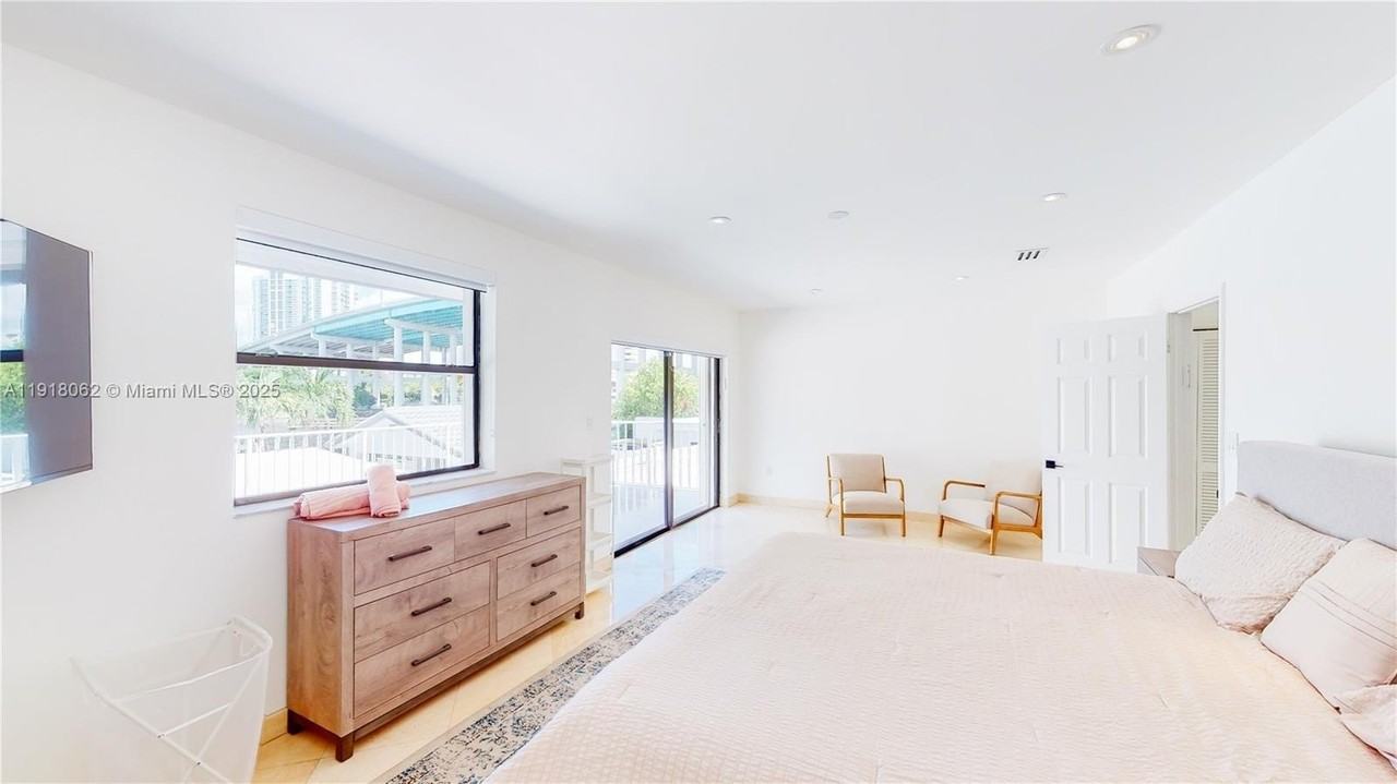 19140 N Bay Rd - Photo 2 of 17