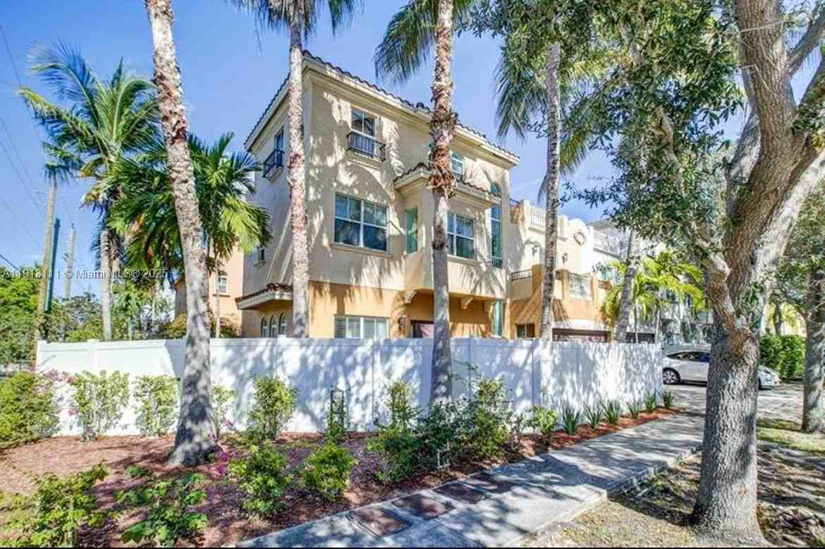 601 Ne 11th Ave - Photo 2 of 36