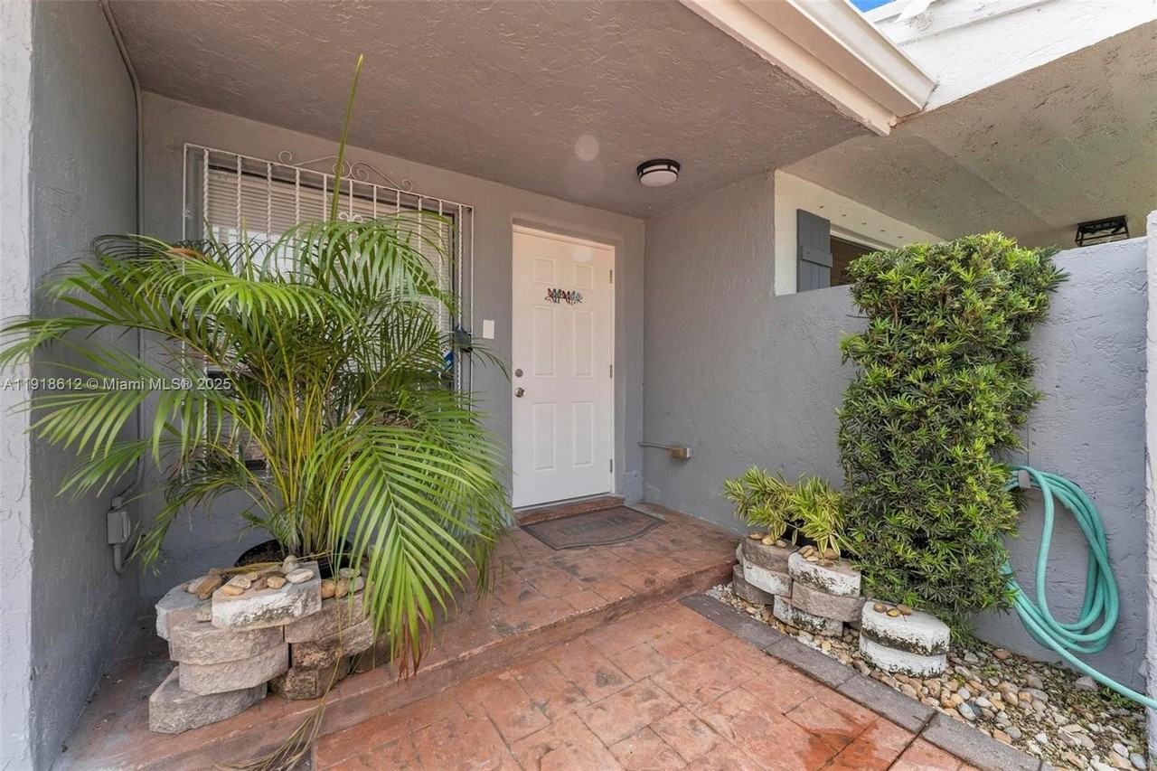 2401 Sw 102nd Ave - Photo 2 of 26