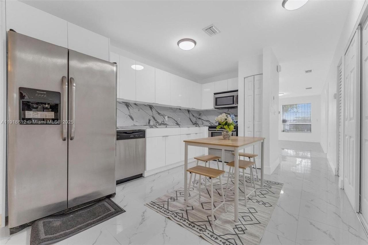 2401 Sw 102nd Ave - Photo 5 of 26