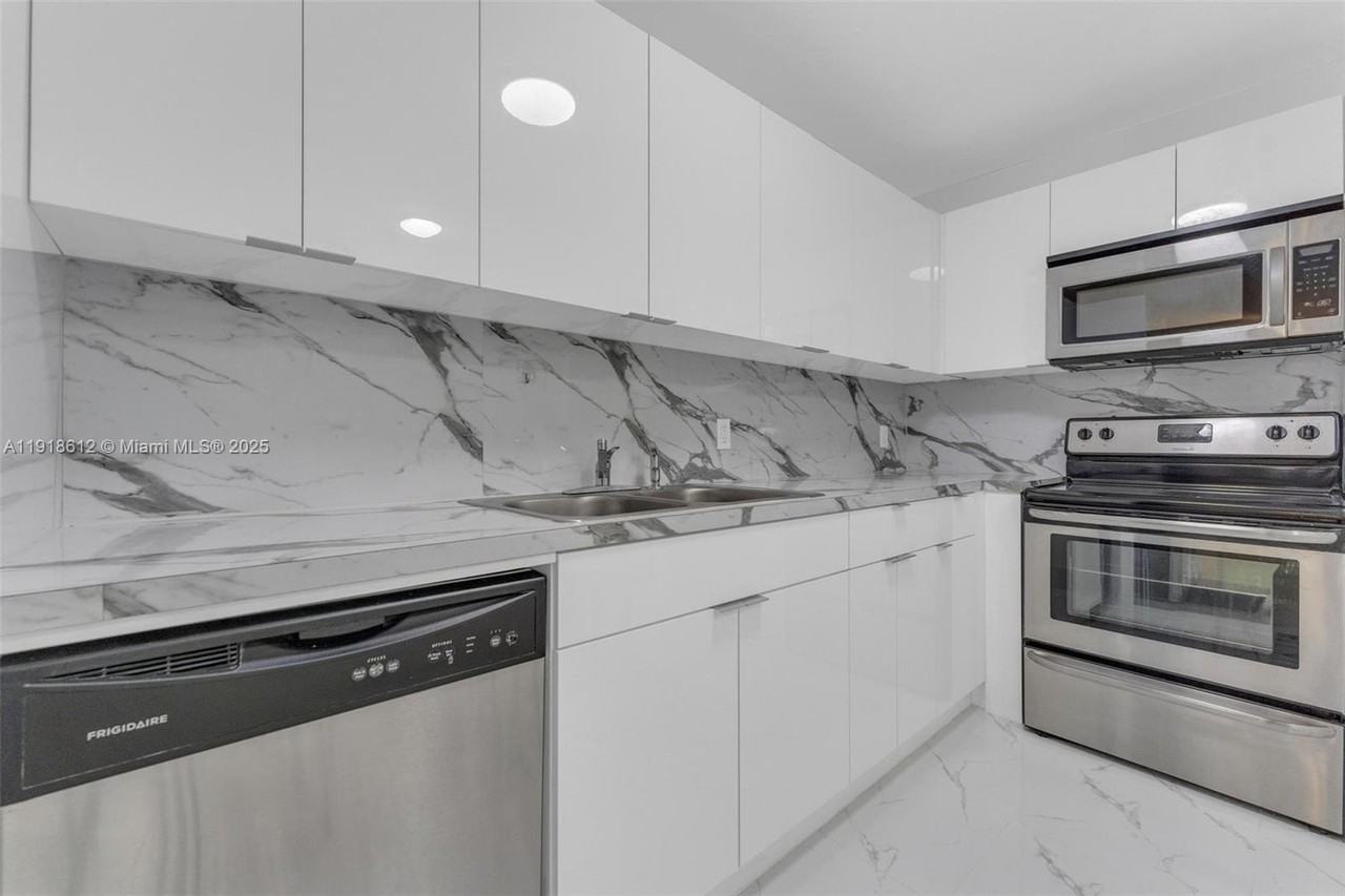 2401 Sw 102nd Ave - Photo 7 of 26