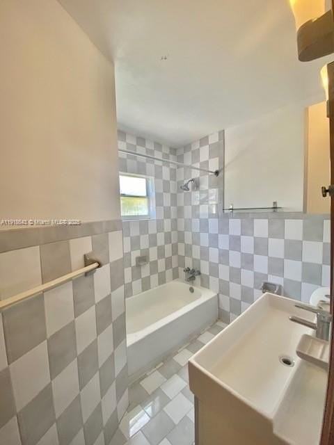 830 W 40th St #2 - Photo 3 of 21