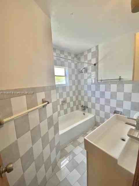 830 W 40th St #2 - Photo 4 of 21