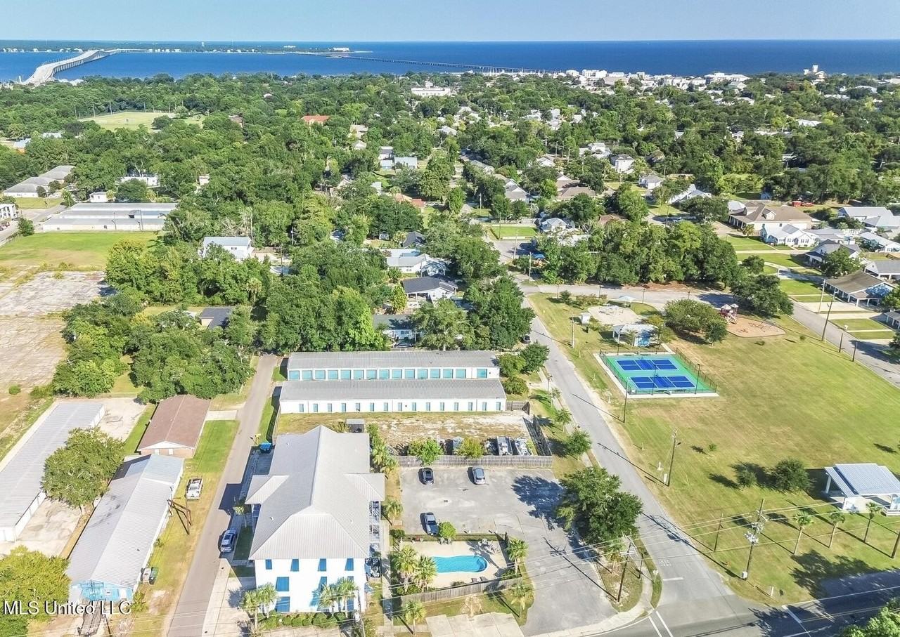 699 Dunbar Ave Apt 203 - Photo 2 of 10