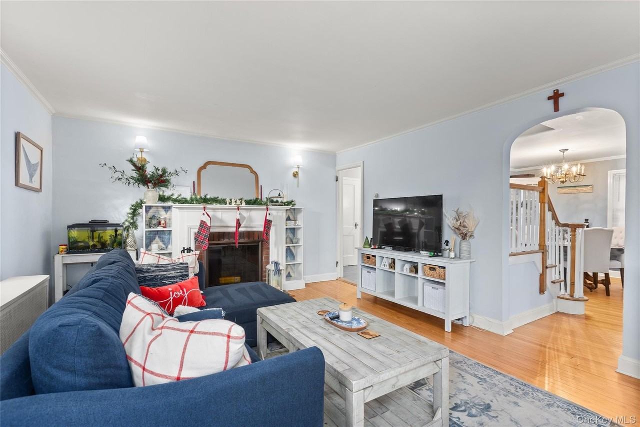 55 Robbins Avenue - Photo 4 of 20