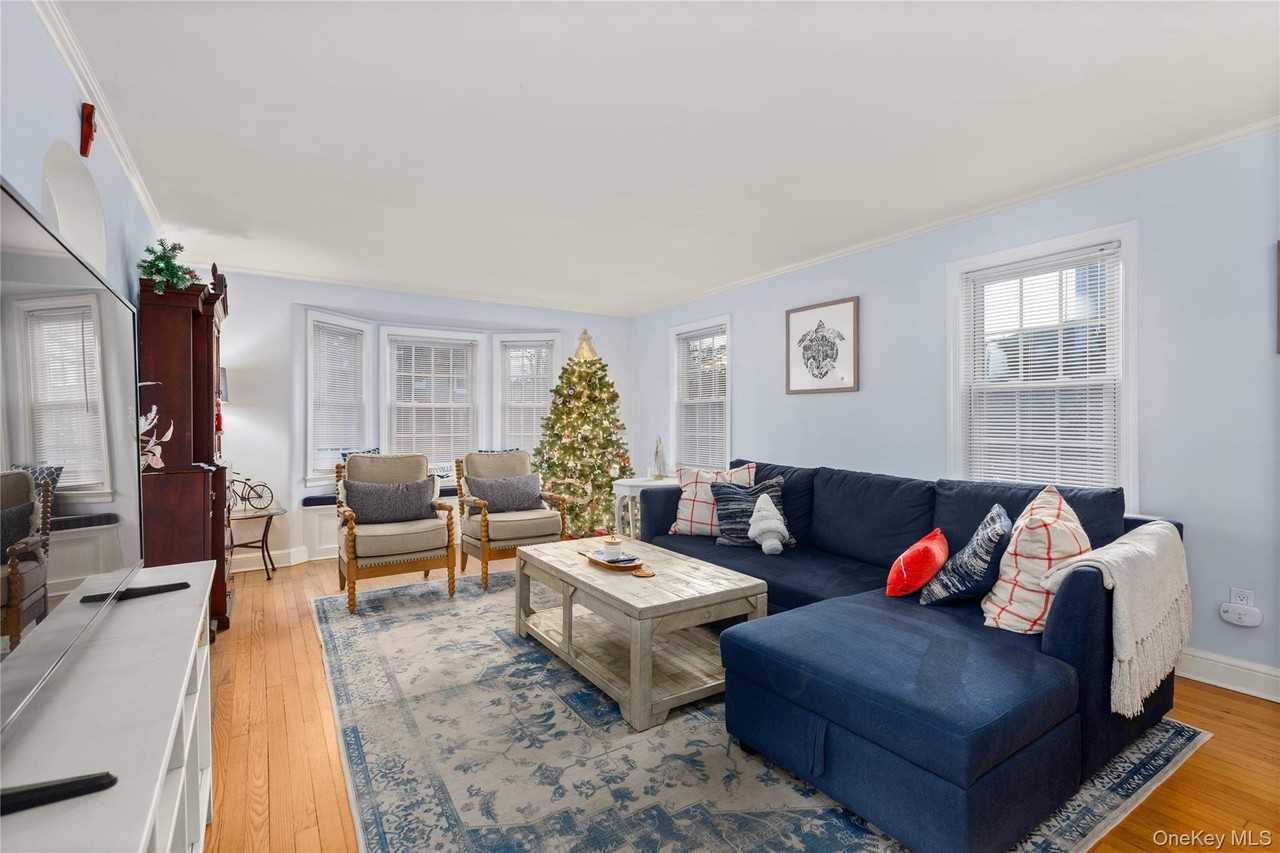 55 Robbins Avenue - Photo 5 of 20