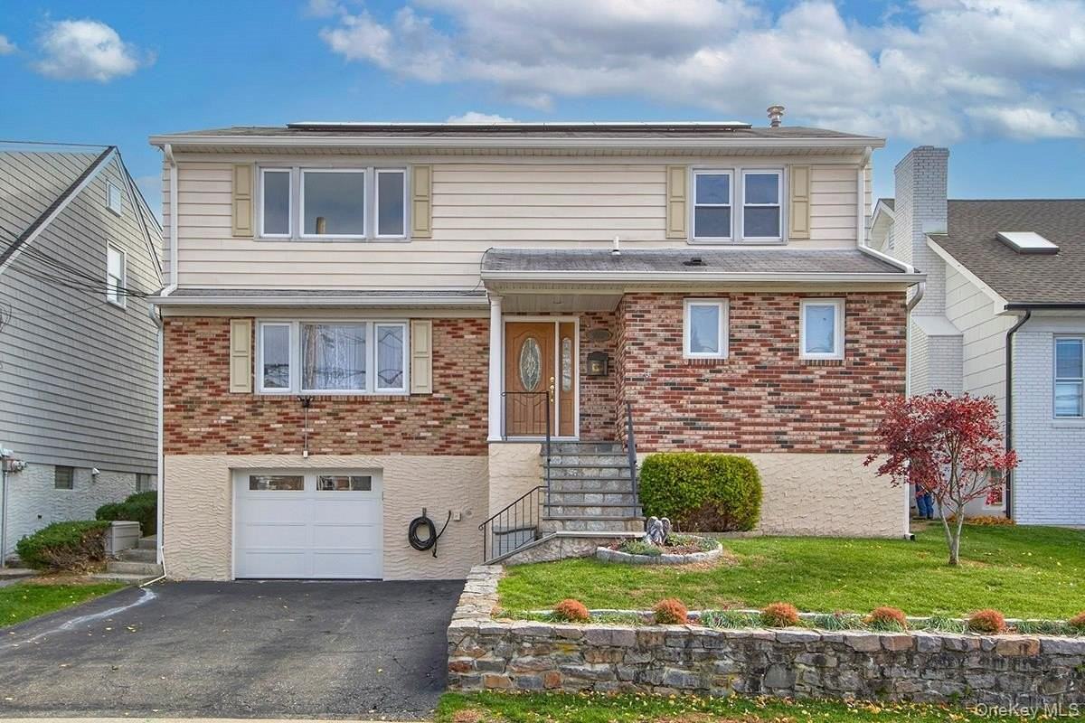 222 Gainsborg Avenue East