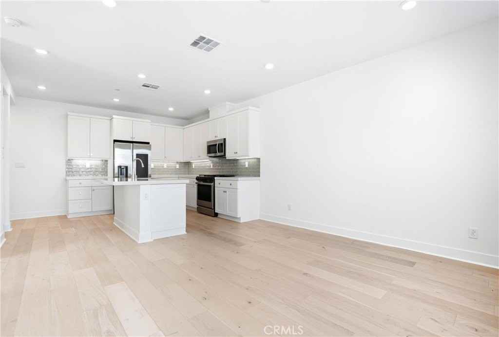 3140 Cove St - Photo 3 of 50