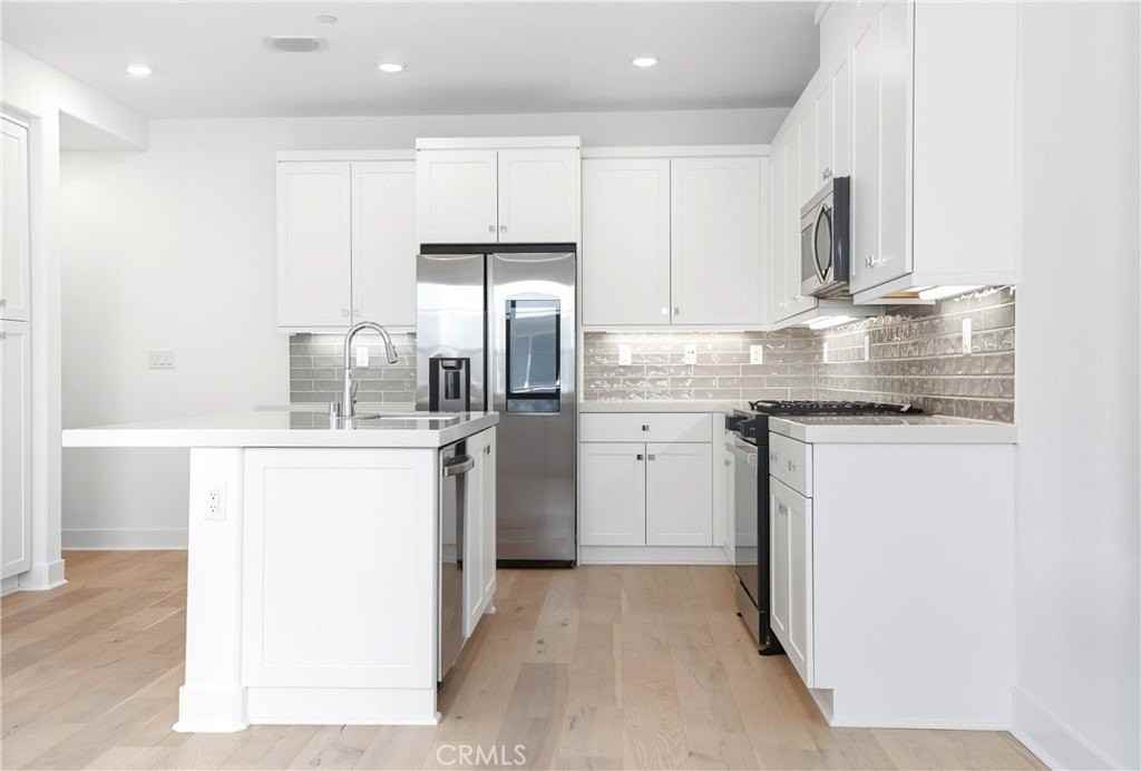 3140 Cove St - Photo 4 of 50