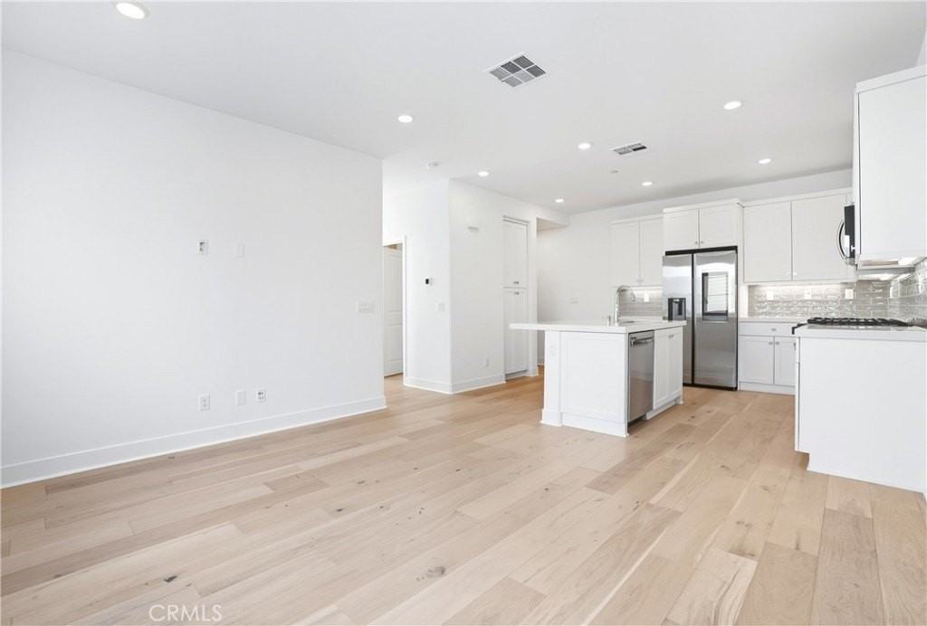 3140 Cove St - Photo 5 of 50