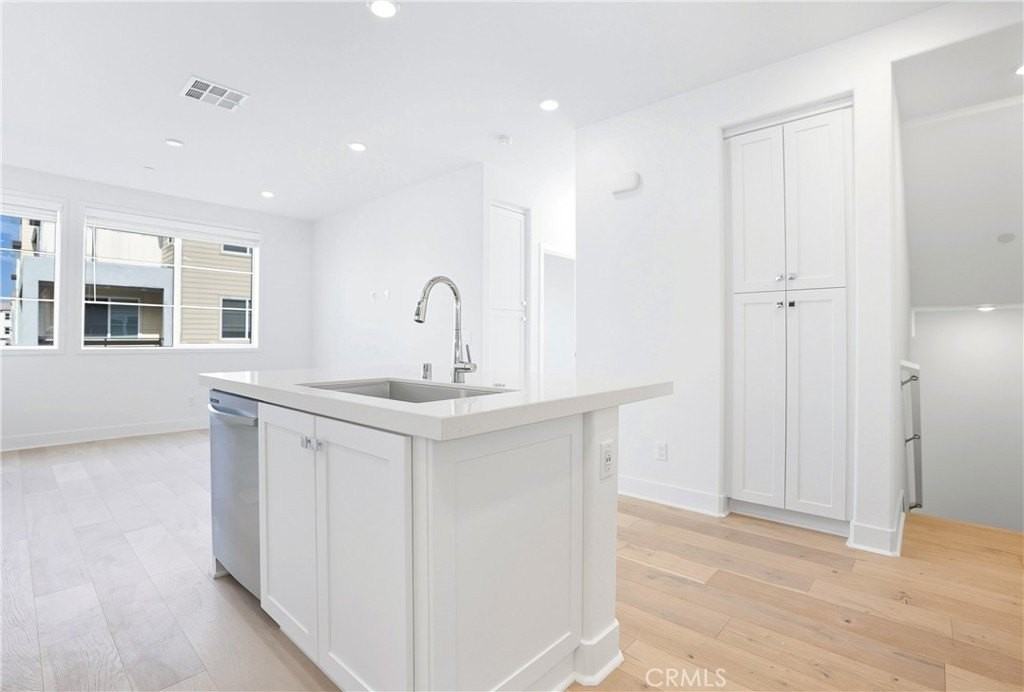 3140 Cove St - Photo 6 of 50