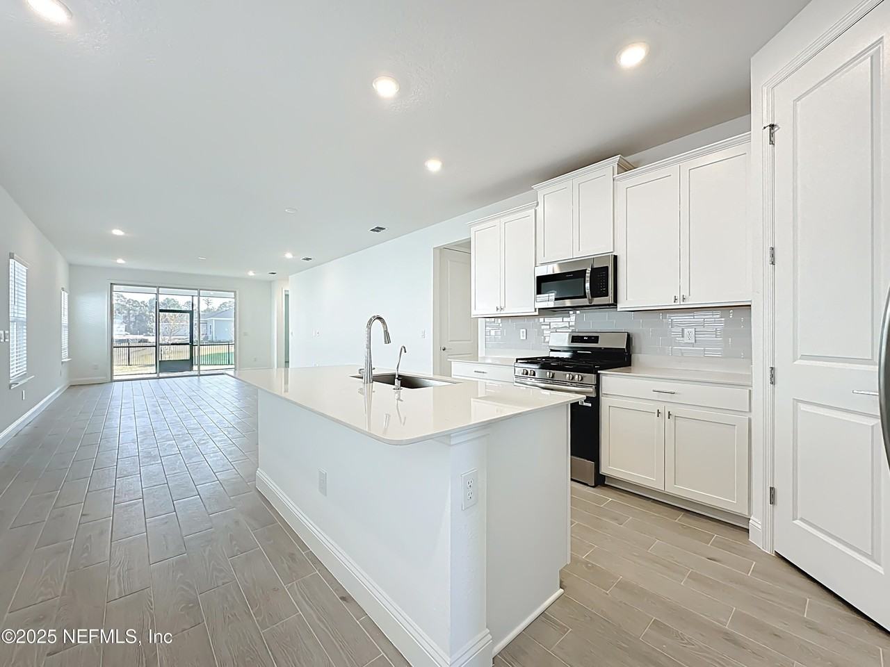 289 Pentwater Rd - Photo 6 of 36