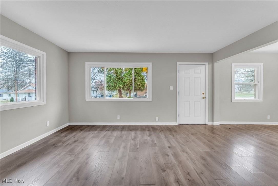 1092 Peerless Ave - Photo 5 of 22