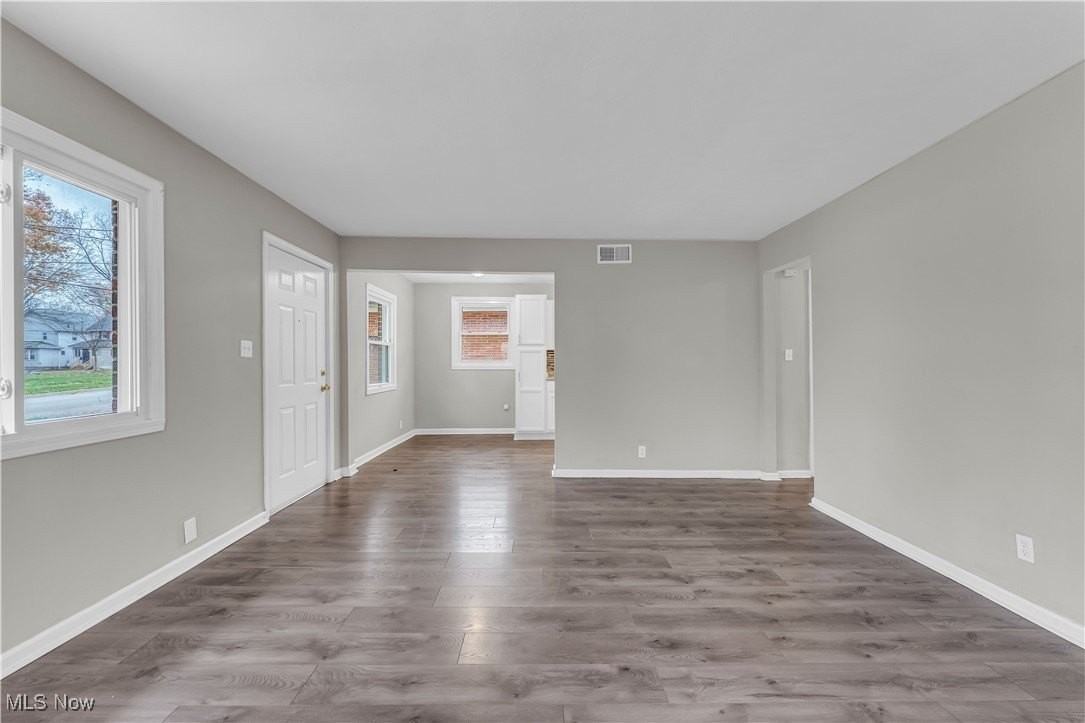 1092 Peerless Ave - Photo 6 of 22