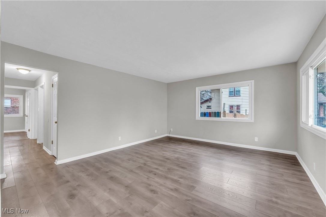 1092 Peerless Ave - Photo 7 of 22