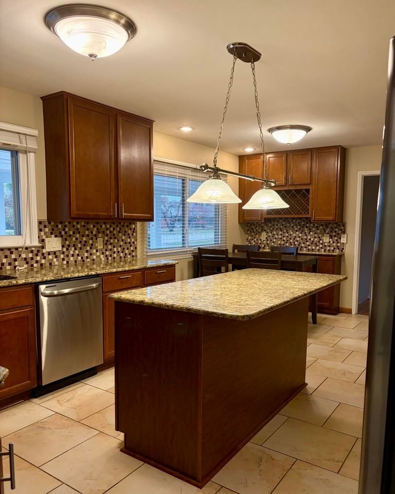 6493 Thorncrest Dr - Photo 3 of 21