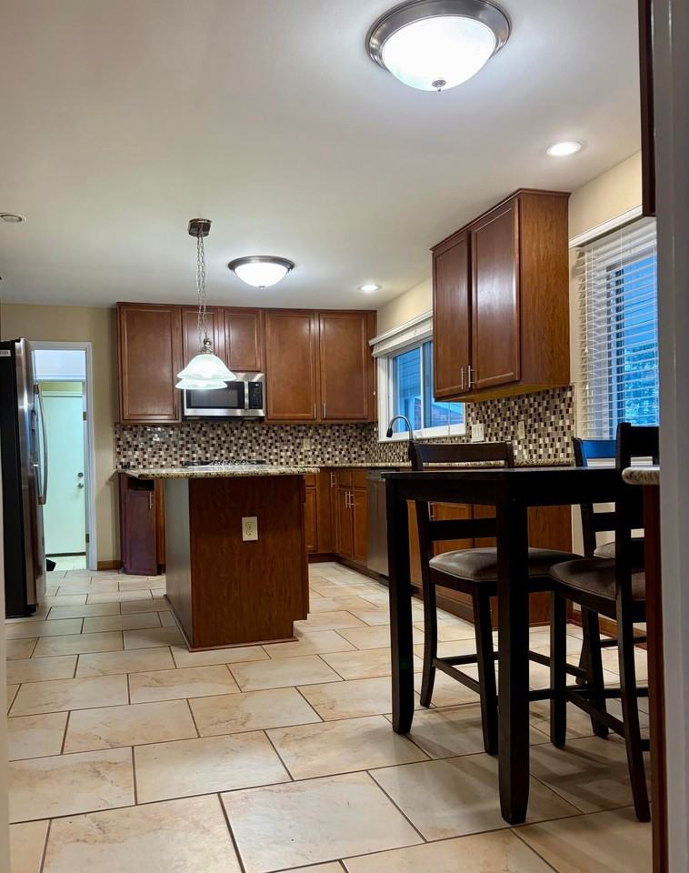 6493 Thorncrest Dr - Photo 4 of 21