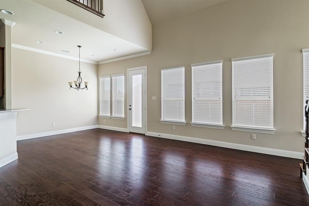 573 Enfield Dr - Photo 4 of 25