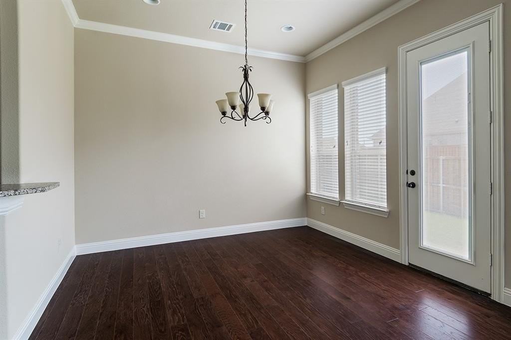 573 Enfield Dr - Photo 5 of 25