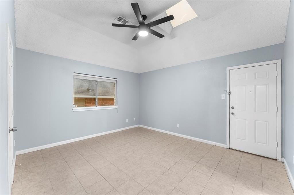 1042 Kim Ln - Photo 7 of 16