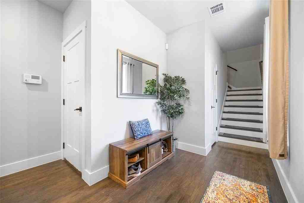 312 N Henderson Ave #1 - Photo 4 of 25