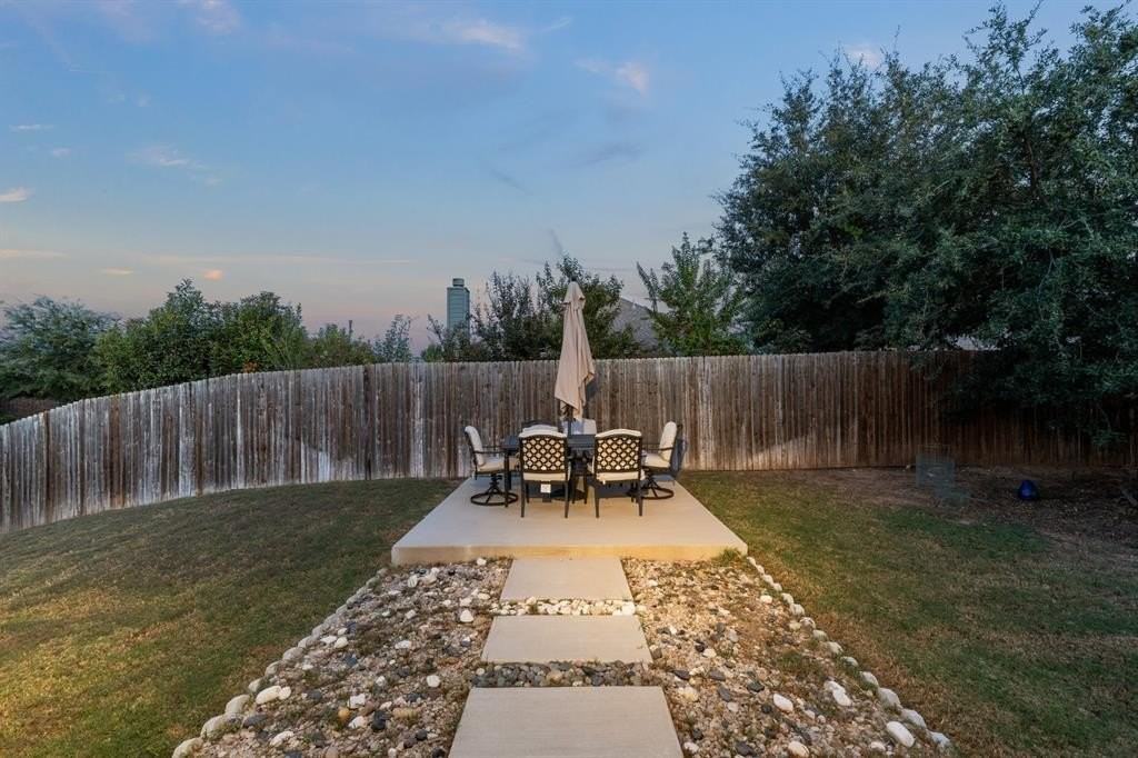 201 Whitman Dr - Photo 3 of 33