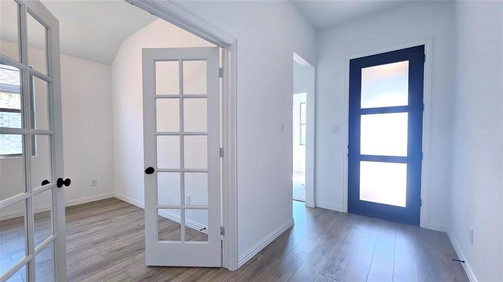 702 Roanoke Drive - Photo 5 of 35