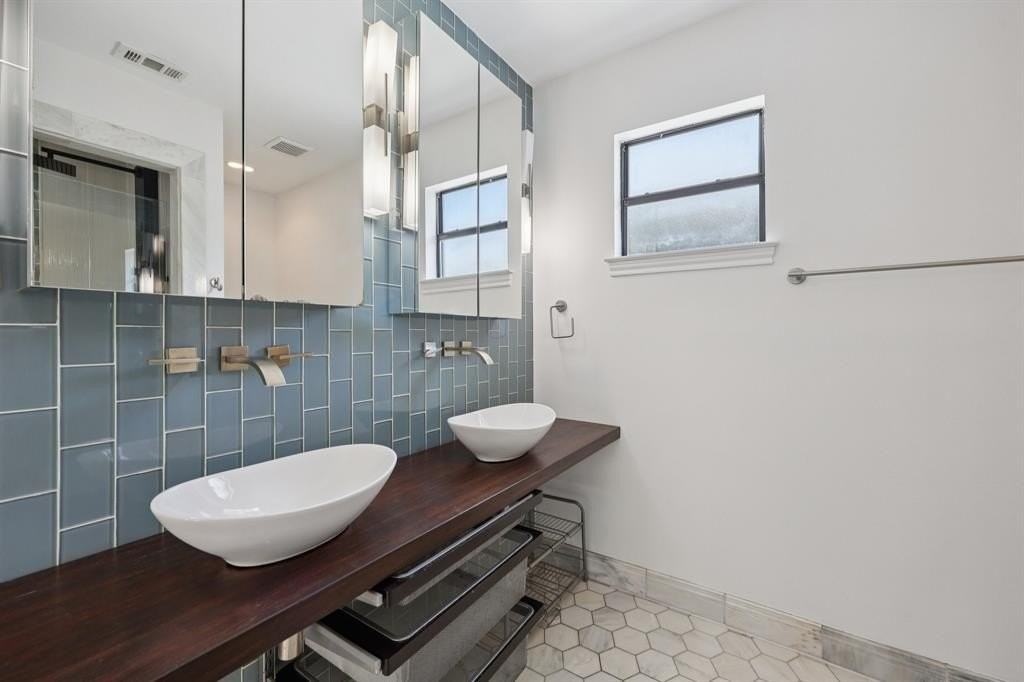 9918 Coldwater Cir - Photo 7 of 40