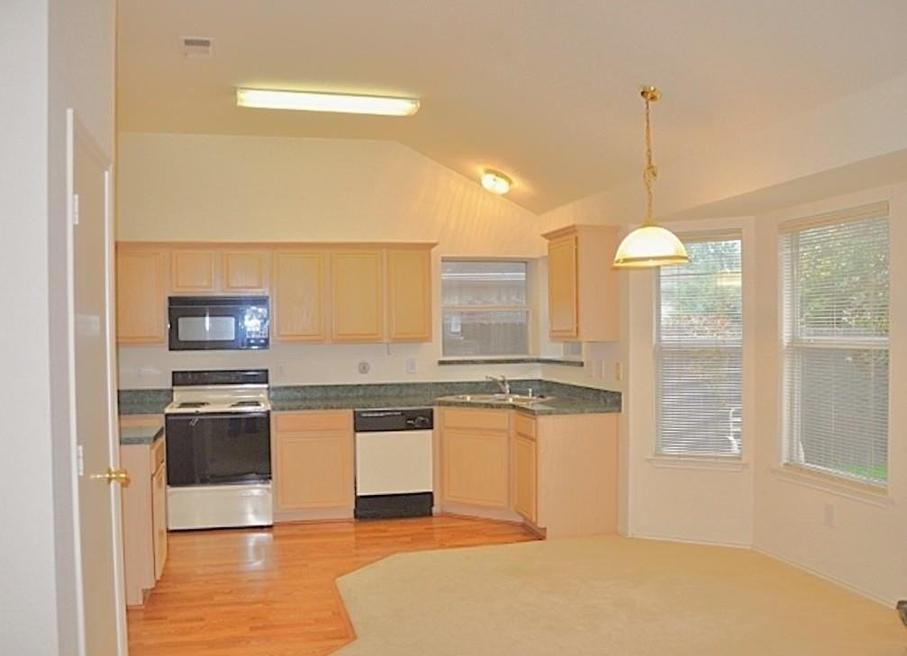 2305 Brookview Dr - Photo 3 of 11