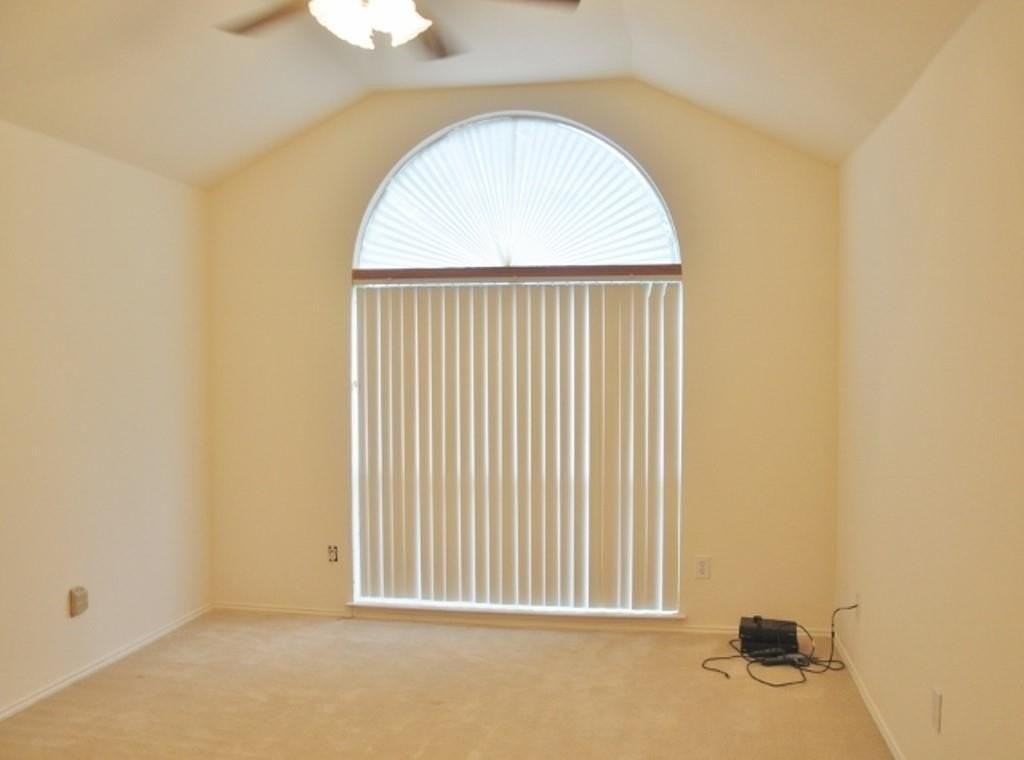 2305 Brookview Dr - Photo 4 of 11