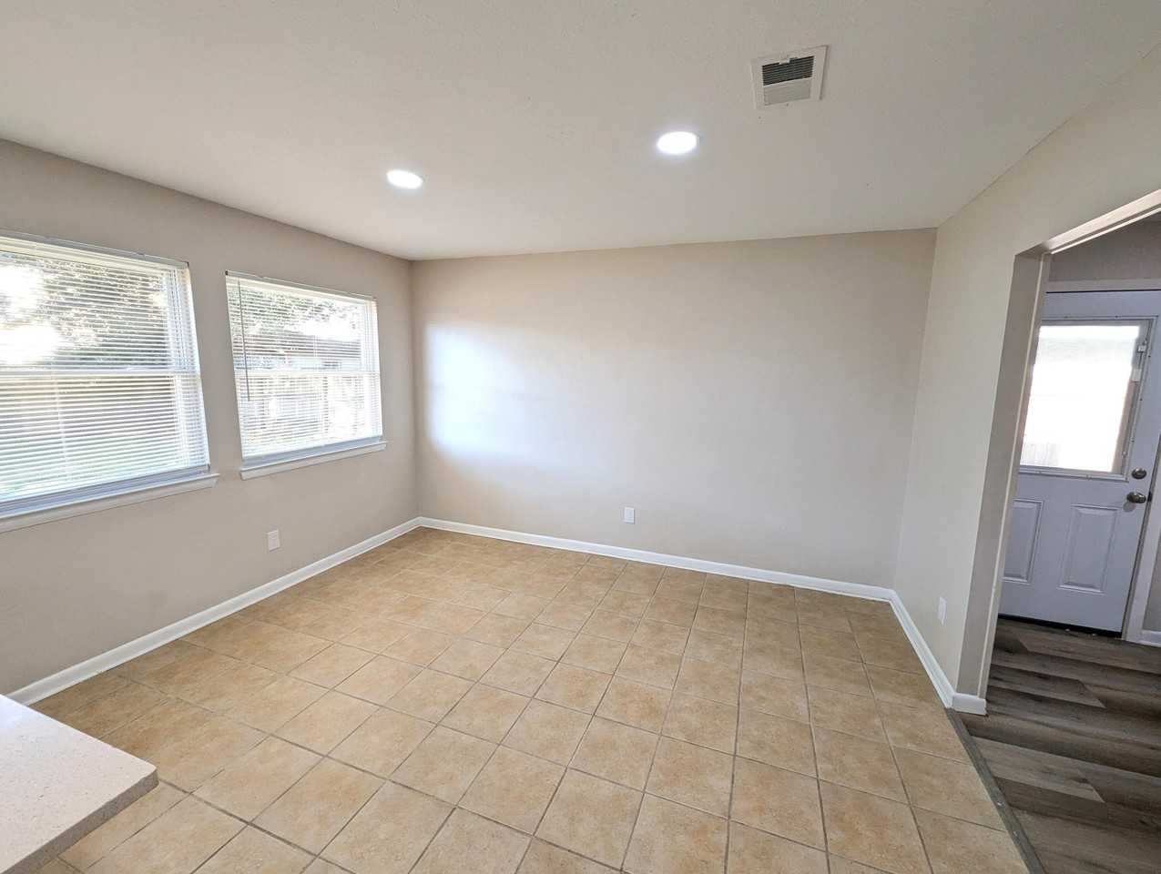 35 Solar St - Photo 5 of 24